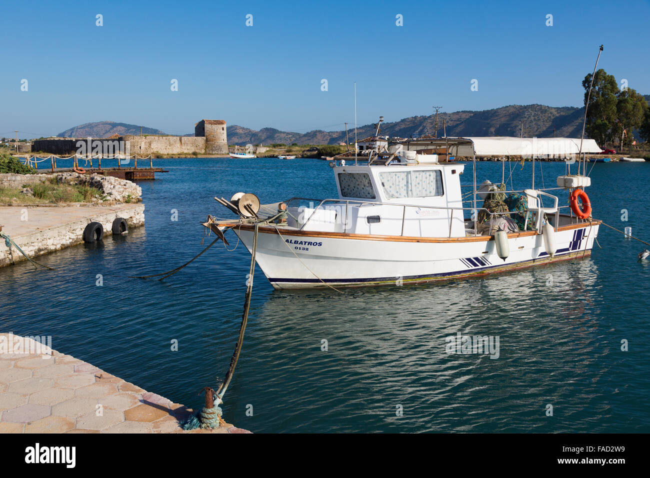 Butrint, Albanien.  Angelboot/Fischerboot ankern Vivari Kanal vorne der Ausgrabungsstätte. Stockfoto