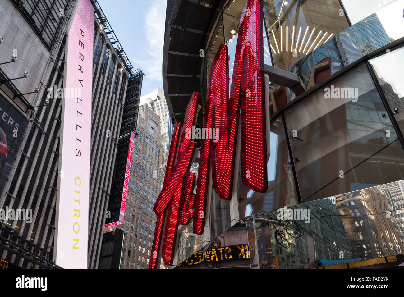 H & M-Plakatwände Leuchten zum Times Square bei Nacht, NYC Stockfoto