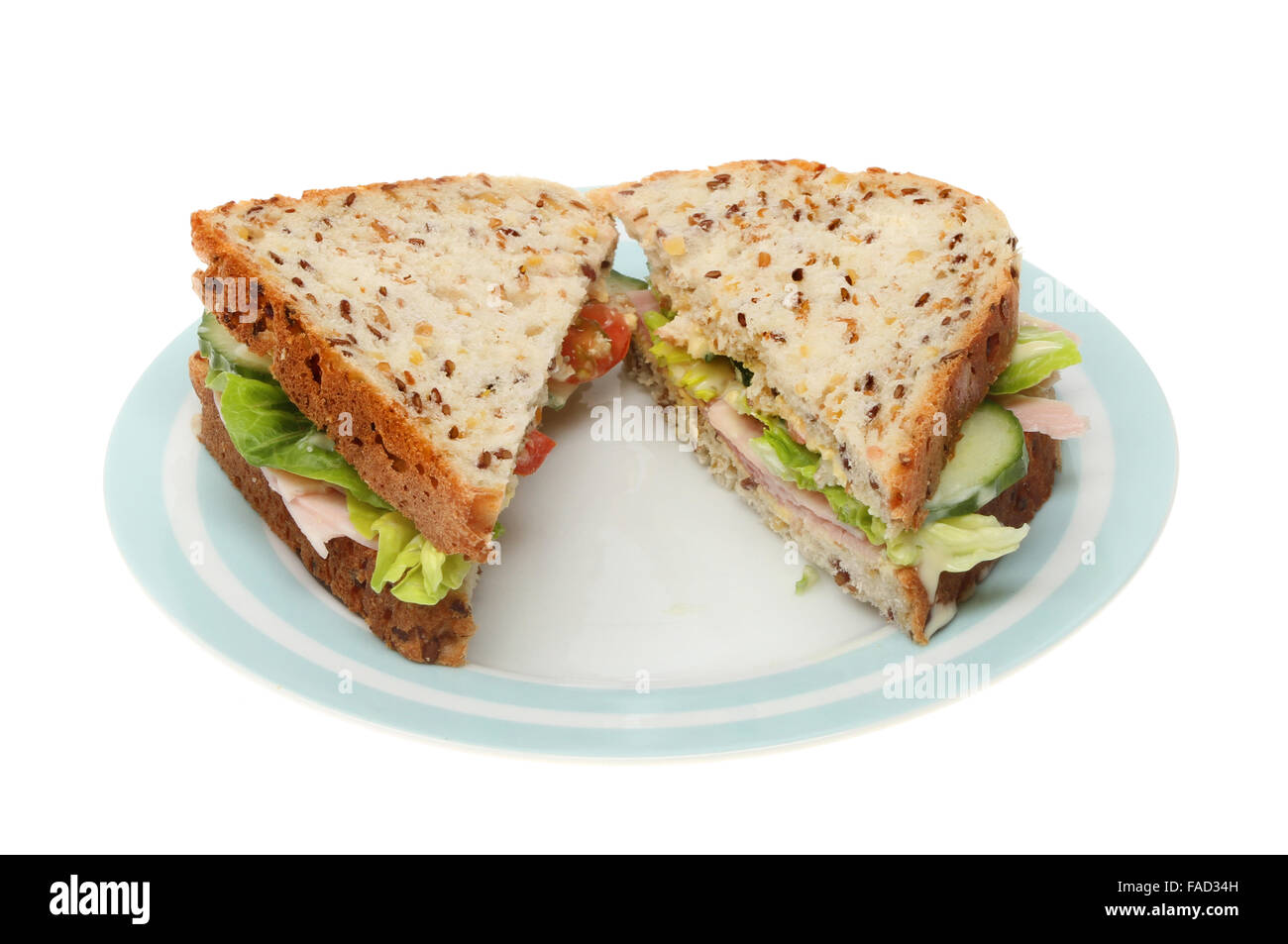 Schinken-Salat-Sandwich in Soja und Leinsamen Brot auf einem Teller isoliert gegen weiß Stockfoto