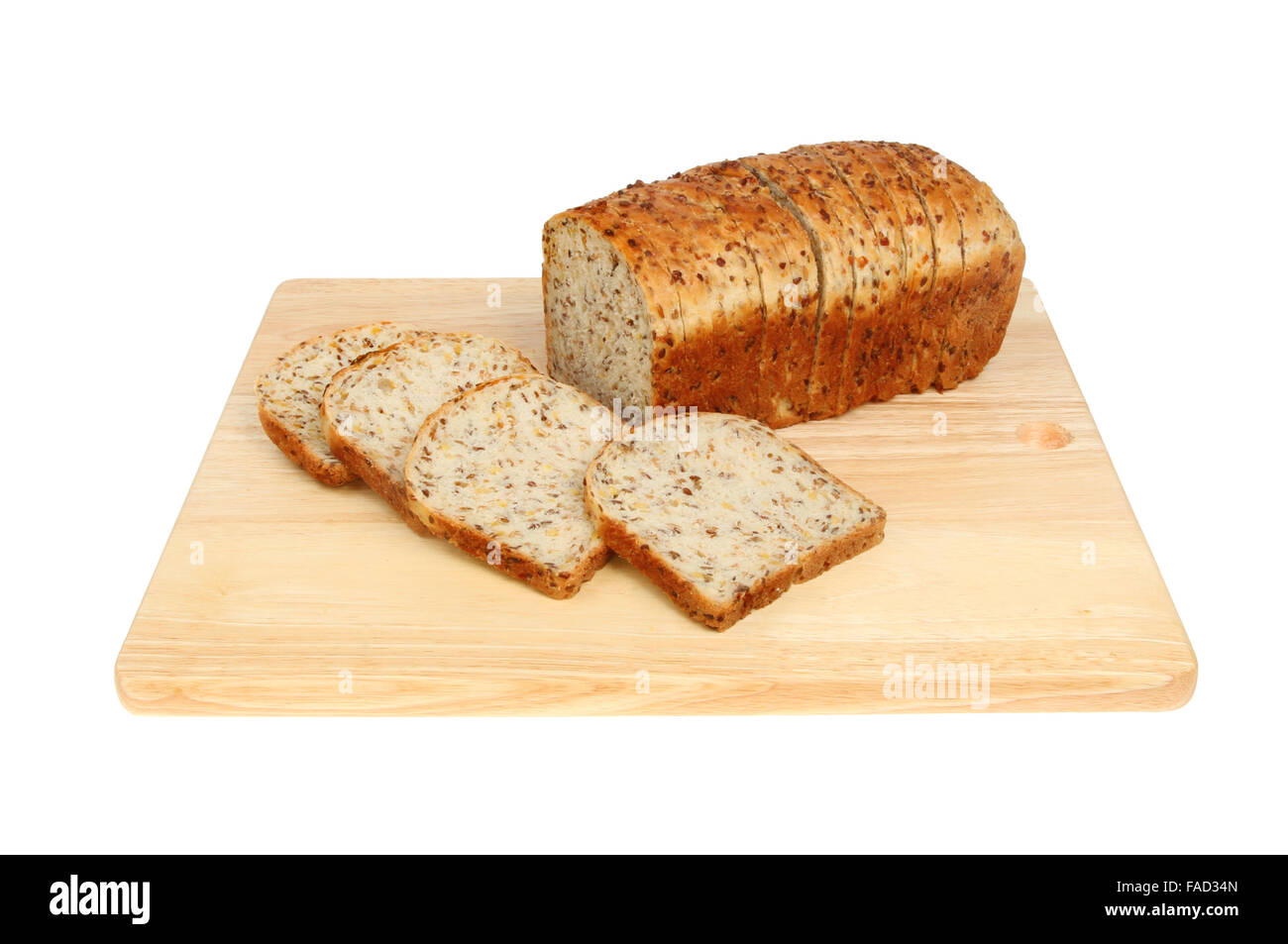 In Scheiben geschnittene Soja und Leinsamen Brot Laib auf ein Schneidbrett aus Holz isoliert gegen weiß Stockfoto
