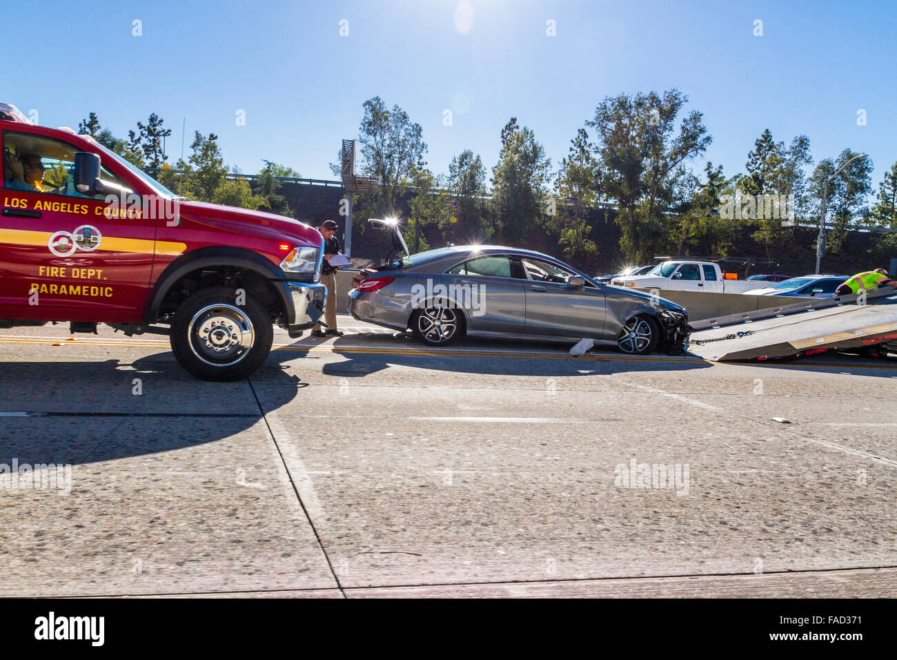 Unfalls Verletzungen auf der 210 Autobahn in der Nähe von 605 Freeway-Austausch mit einer Mercedes-Limousine mit Airbags eingesetzt Stockfoto