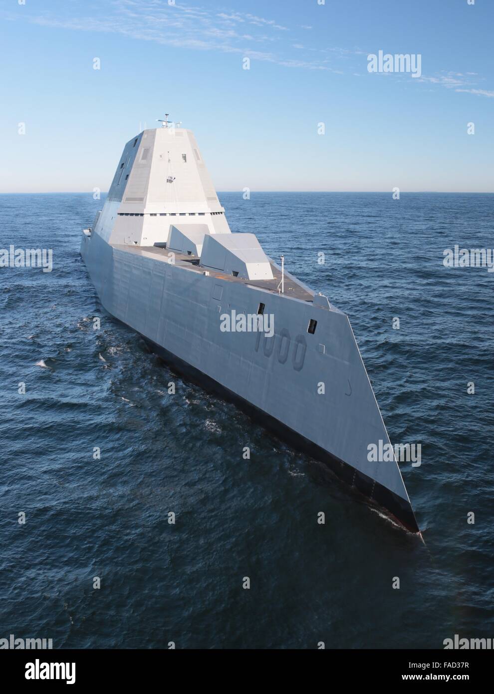 Die US Navy Zumwalt-Klasse Lenkwaffenzerstörer USS Zumwalt im Gange auf See führen Tests und Prüfungen zum ersten Mal 7. Dezember 2015 in den Atlantischen Ozean. Der neue Zerstörer kostet ca. $ 3 Milliarden pro und ist seit Jahrzehnten hinter dem Zeitplan zurück. Stockfoto