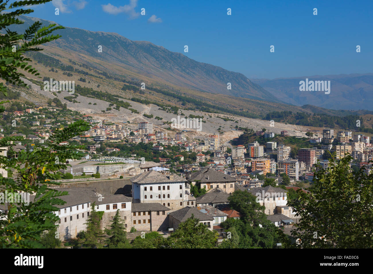 Gjirokastra oder Gjirokaster, Albanien.  Blick über die typische Architektur der Altstadt in neue Vororte jenseits. Stockfoto