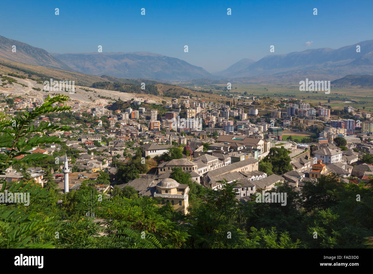 Gjirokastra oder Gjirokaster, Albanien.  Blick über die typische Architektur der Altstadt in neue Vororte jenseits. Stockfoto