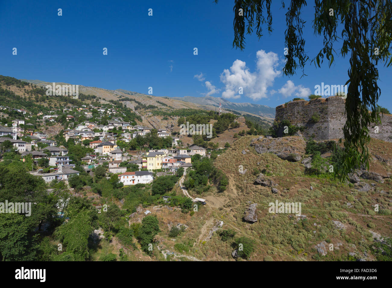 Gjirokastra oder Gjirokaster, Albanien. Die Burg oder die Zitadelle mit einem Vorort der Stadt auf der linken Seite. Stockfoto