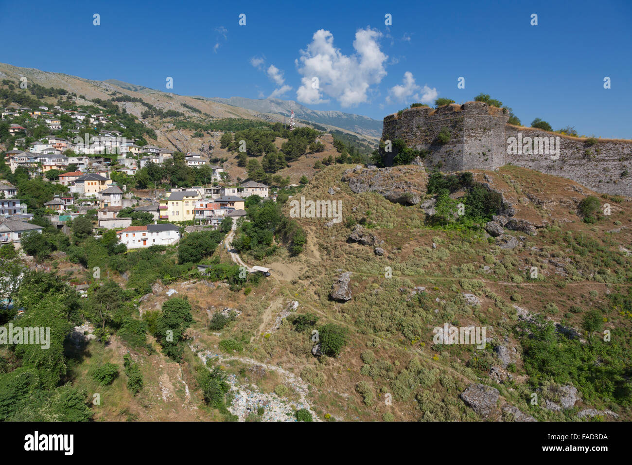 Gjirokastra oder Gjirokaster, Albanien. Die Burg oder die Zitadelle mit einem Vorort der Stadt auf der linken Seite. Stockfoto