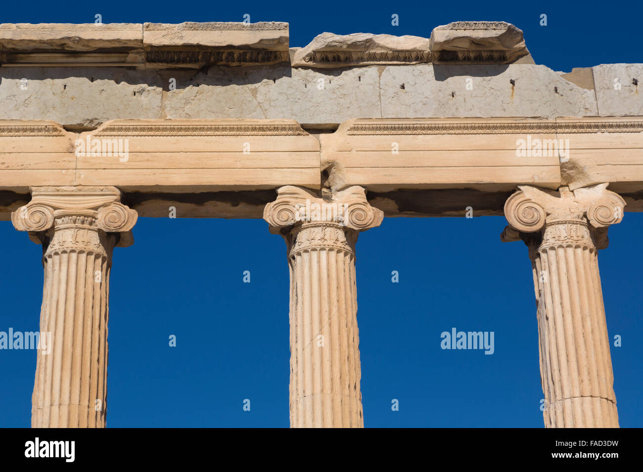 Athen, Attika, Griechenland.  Ionischen Kapitellen auf Spalten das Erechtheion auf der Akropolis. Stockfoto