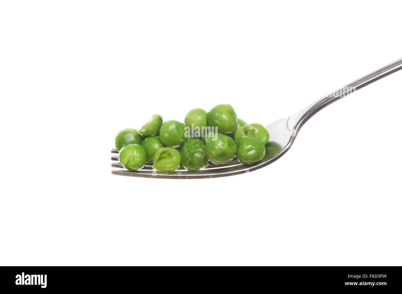 Grüne Erbsen auf einer Gabel isoliert gegen weiß Stockfoto