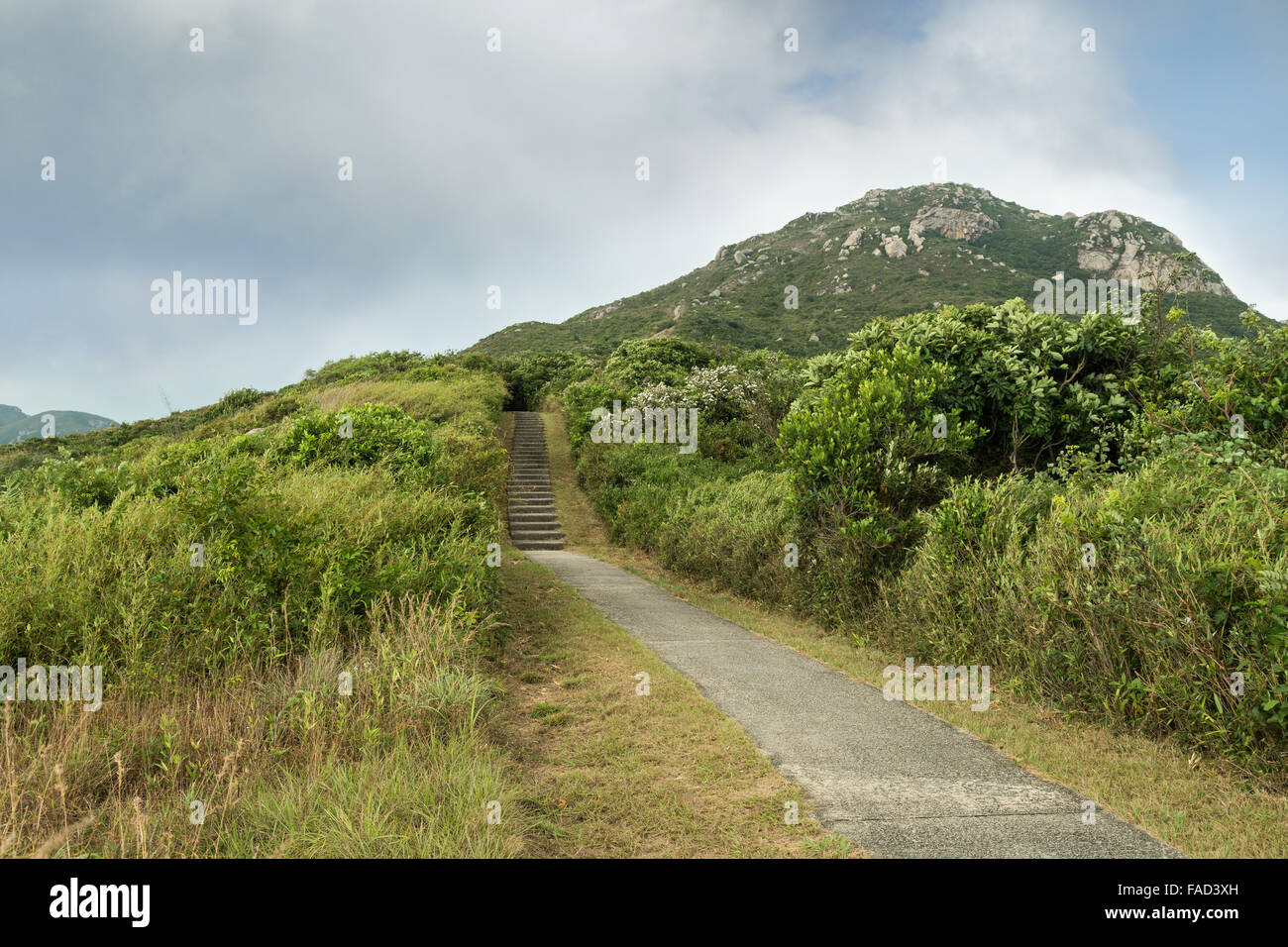 Ling Kok Shan Berg und gepflasterten Fußweg auf der Lamma Insel in Hong Kong, China. Stockfoto