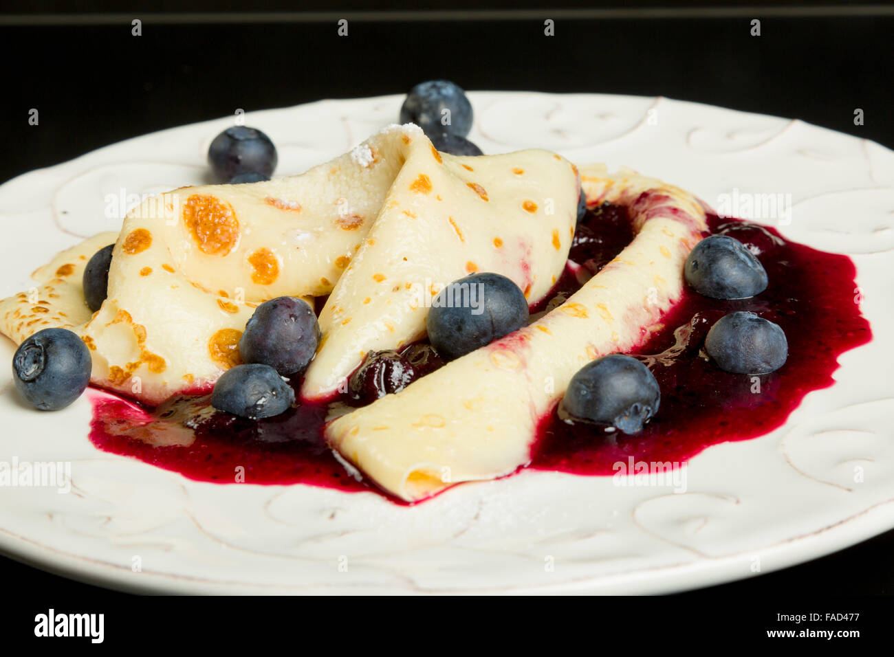 Kleines Dessert. Pfannkuchen Sie mit Heidelbeer-Sauce und Heidelbeeren. Stockfoto