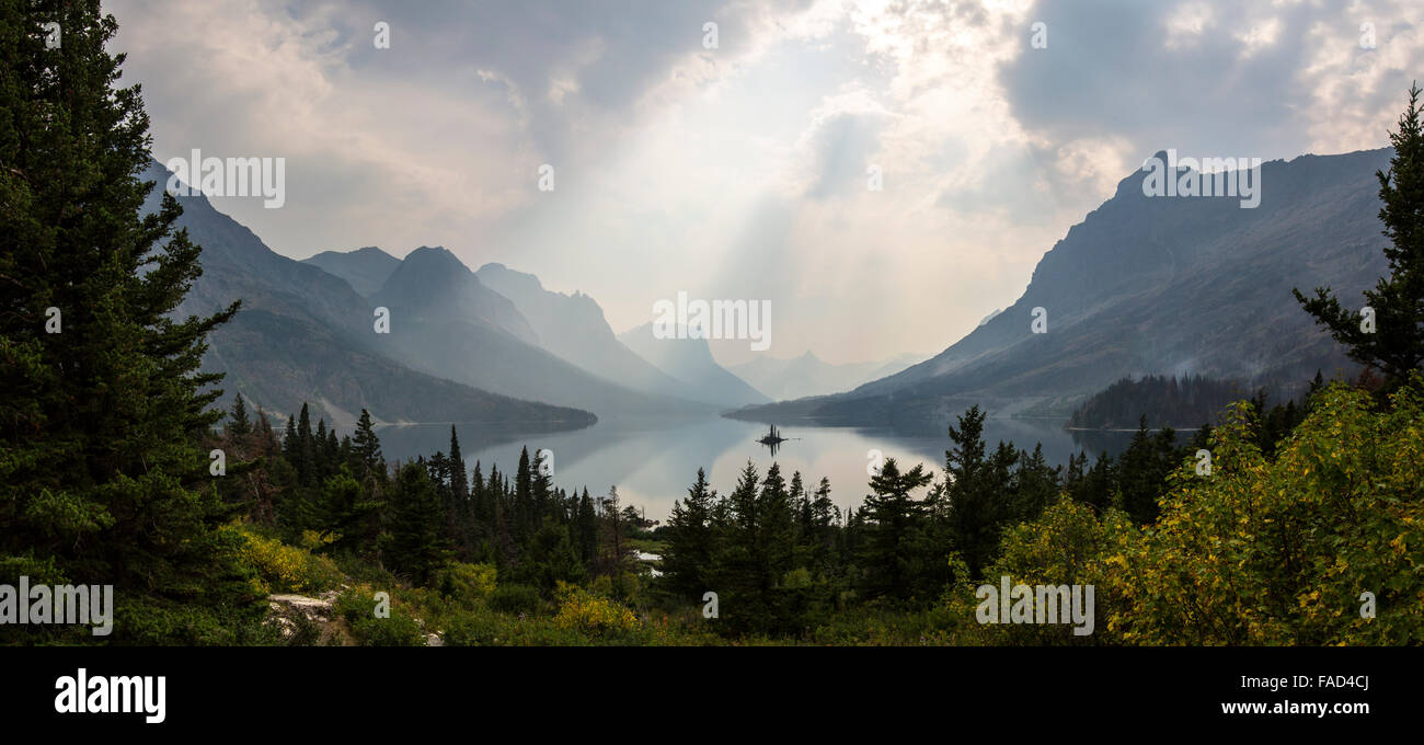 Smokey Wild Goose Island Overlook und Saint Mary Lake im Glacier National Park in West Glacier, Montana. Stockfoto