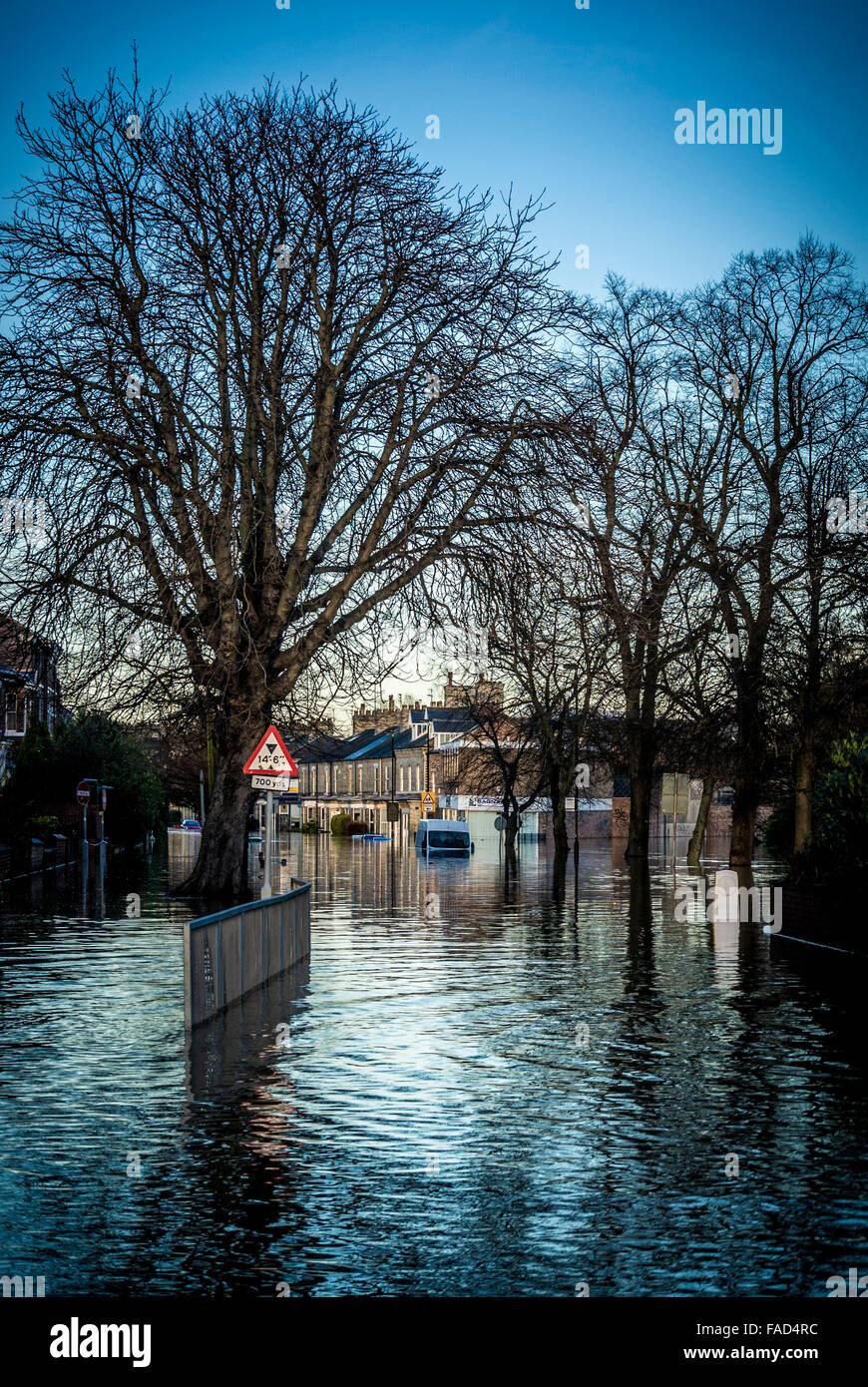 York, UK. 27. Dezember 2015. Weit verbreitete Störung weiterhin in York wegen Überschwemmungen des Flusses Ouse und River Foss.  Huntington Straße, eines der am stärksten betroffenen Gebiete wo Bewohner evakuiert wurden. Foto Bailey-Cooper Fotografie/Alamy Live-Nachrichten Stockfoto