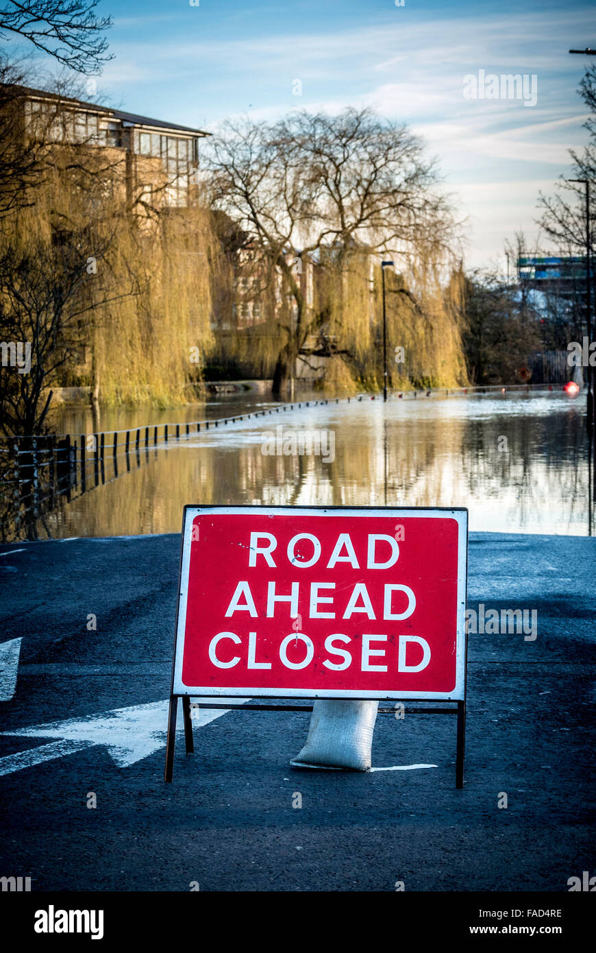 York, UK. 27. Dezember 2015. Weit verbreitete Störung weiterhin in York wegen Überschwemmungen des Flusses Ouse und River Foss.  FOSS-Inseln für den gesamten Verkehr gesperrt. Foto Bailey-Cooper Fotografie/Alamy Live-Nachrichten Stockfoto