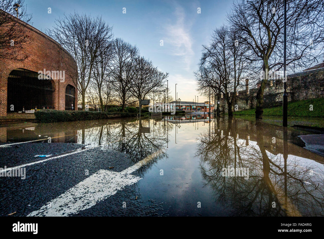 York, UK. 27. Dezember 2015. Weit verbreitete Störung weiterhin in York wegen Überschwemmungen des Flusses Ouse und River Foss.  St-Maurice-Straße und viele andere sind geschlossen und Fahrer gewarnt, um die Innenstadt zu vermeiden. Foto Bailey-Cooper Fotografie/Alamy Live-Nachrichten Stockfoto