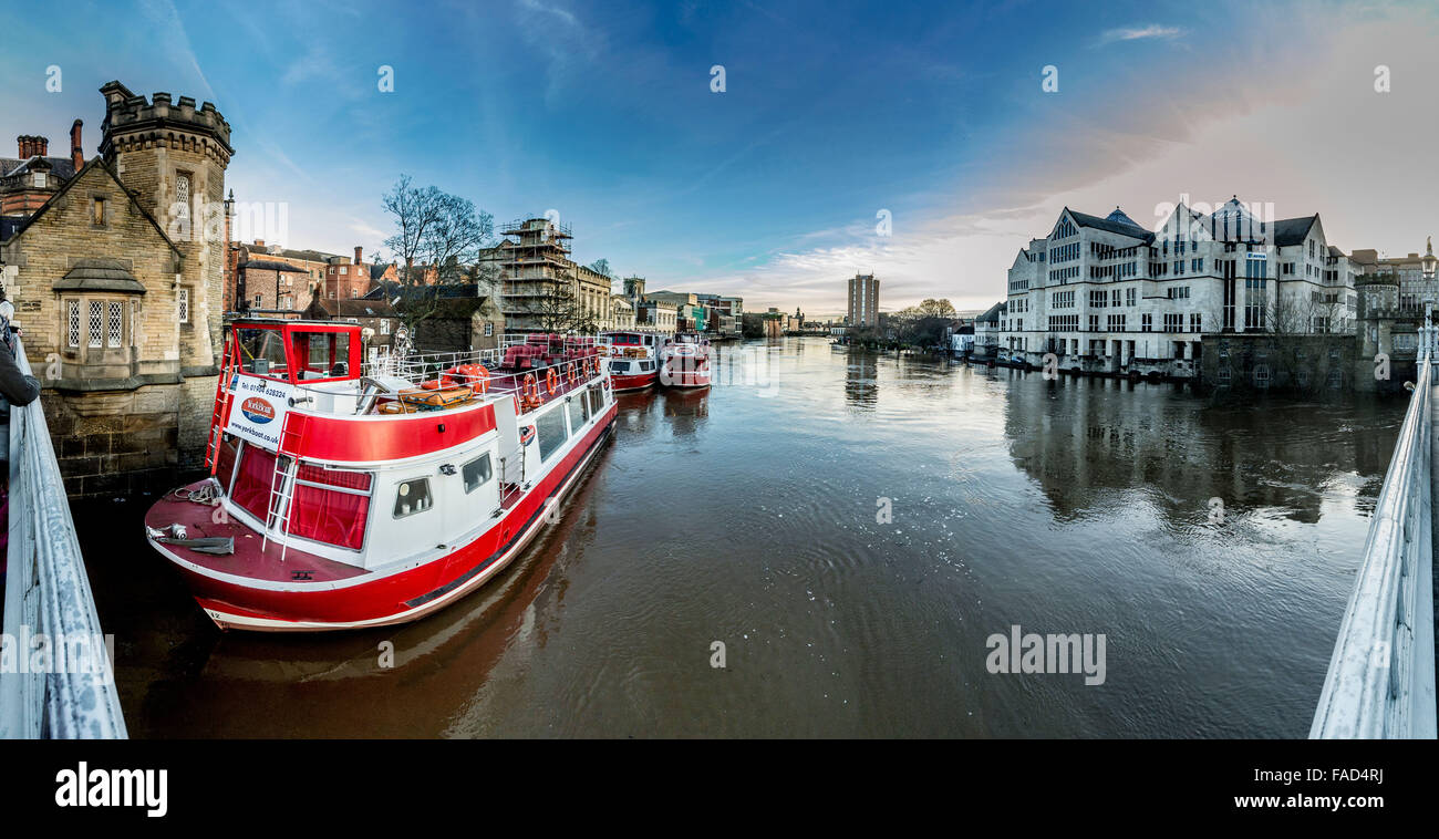 York, UK. 27. Dezember 2015. Weit verbreitete Störung weiterhin in York wegen Überschwemmungen des Flusses Ouse und River Foss.  Ouse Flussblick Lendal Bridge. Foto Bailey-Cooper Fotografie/Alamy Live-Nachrichten Stockfoto
