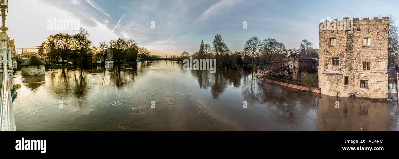 York, UK. 27. Dezember 2015. Weit verbreitete Störung weiterhin in York wegen Überschwemmungen des Flusses Ouse und River Foss.  Ouse Flussblick Lendal Bridge. Foto Bailey-Cooper Fotografie/Alamy Live-Nachrichten Stockfoto