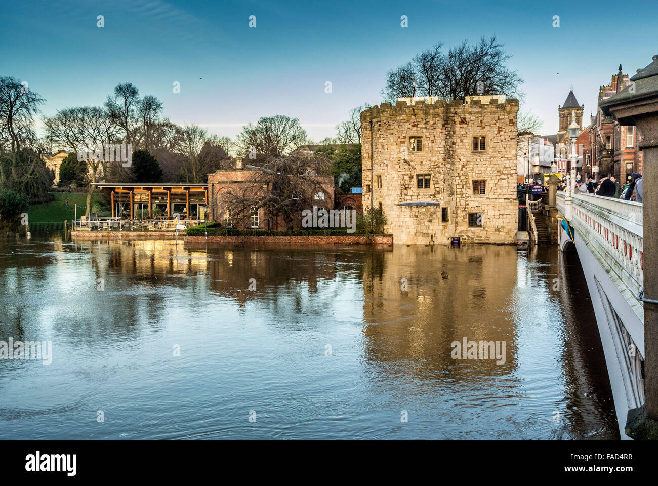 York, UK. 27. Dezember 2015. Weit verbreitete Störung weiterhin in York wegen Überschwemmungen des Flusses Ouse und River Foss.  Fluss Ouse und Lendal Bridge neben dem Museum Gärten. Foto Bailey-Cooper Fotografie/Alamy Live-Nachrichten Stockfoto