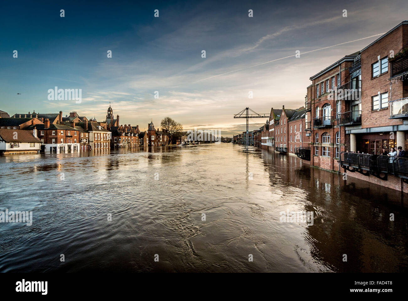 York, UK. 27. Dezember 2015. Weit verbreitete Störung weiterhin in York wegen Überschwemmungen des Flusses Ouse und River Foss.  Blick auf die geschwollenen Fluss /ouse von Ouse Brücke im Stadtzentrum von York. Foto Bailey-Cooper Fotografie/Alamy Live-Nachrichten Stockfoto