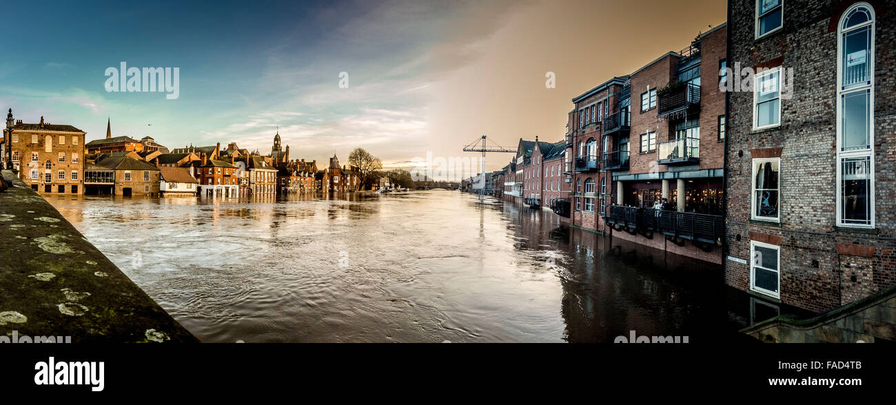York, UK. 27. Dezember 2015. Weit verbreitete Störung weiterhin in York wegen Überschwemmungen des Flusses Ouse und River Foss.  Blick auf die geschwollenen Fluss /ouse von Ouse Brücke im Stadtzentrum von York. Foto Bailey-Cooper Fotografie/Alamy Live-Nachrichten Stockfoto