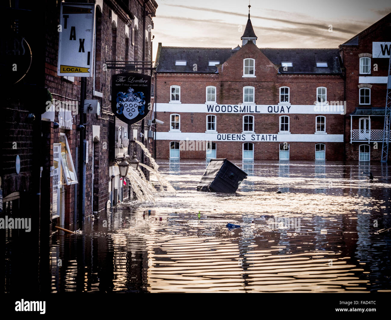 York, UK. 27. Dezember 2015. Weit verbreitete Störung weiterhin in York wegen Überschwemmungen des Flusses Ouse und River Foss.  Kneipen und Restaurants entlang des Flusses versuchen, das Hochwasser abzupumpen. Foto Bailey-Cooper Fotografie/Alamy Live-Nachrichten Stockfoto