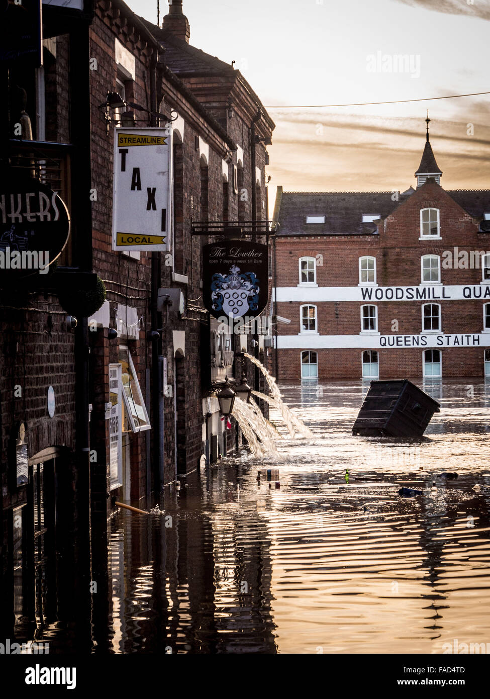 York, UK. 27. Dezember 2015. Weit verbreitete Störung weiterhin in York wegen Überschwemmungen des Flusses Ouse und River Foss.  Kneipen und Restaurants entlang des Flusses versuchen, das Hochwasser abzupumpen. Foto Bailey-Cooper Fotografie/Alamy Live-Nachrichten Stockfoto