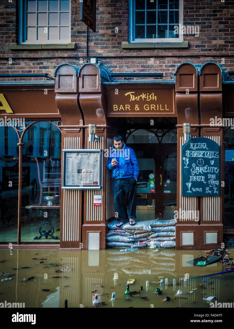 York, UK. 27. Dezember 2015. Weit verbreitete Störung weiterhin in York wegen Überschwemmungen des Flusses Ouse und River Foss.  Geschäfte in der Innenstadt werden geschlossen, wenn Besitzer versuchen, deren Eigenschaften von den steigenden Hochwasser Foto Bailey-Cooper Fotografie/Alamy Live News defen Stockfoto