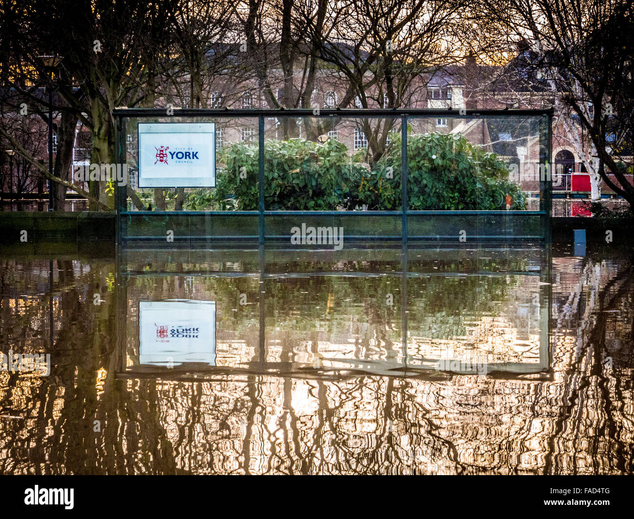 York, UK. 27. Dezember 2015. Weit verbreitete Störung weiterhin in York wegen Überschwemmungen des Flusses Ouse und River Foss.  Busverbindungen auf vielen Strecken sind als Straßen und Bushaltestellen sind überschwemmt. Foto Bailey-Cooper Fotografie/Alamy Live-Nachrichten Stockfoto