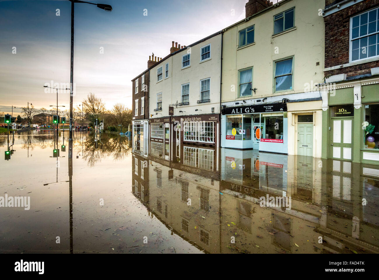York, UK. 27. Dezember 2015. Weit verbreitete Störung weiterhin in York wegen Überschwemmungen des Flusses Ouse und River Foss.  Turm im Zentrum von York Straße ist für den gesamten Verkehr geschlossen... Foto Bailey-Cooper Fotografie/Alamy Live-Nachrichten Stockfoto