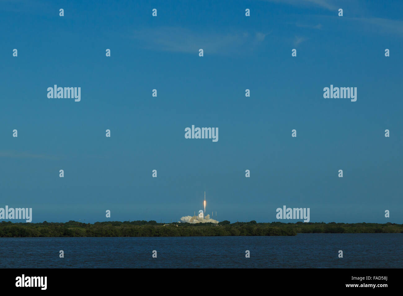 Ein Foto des Starts einer SpaceX Falcon 9 Rakete von Cape Canaveral in Florida, USA. Stockfoto