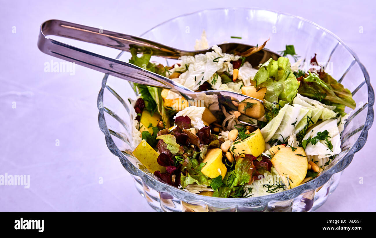 Salat mit Birnen, Nüssen und Grüns Stockfoto