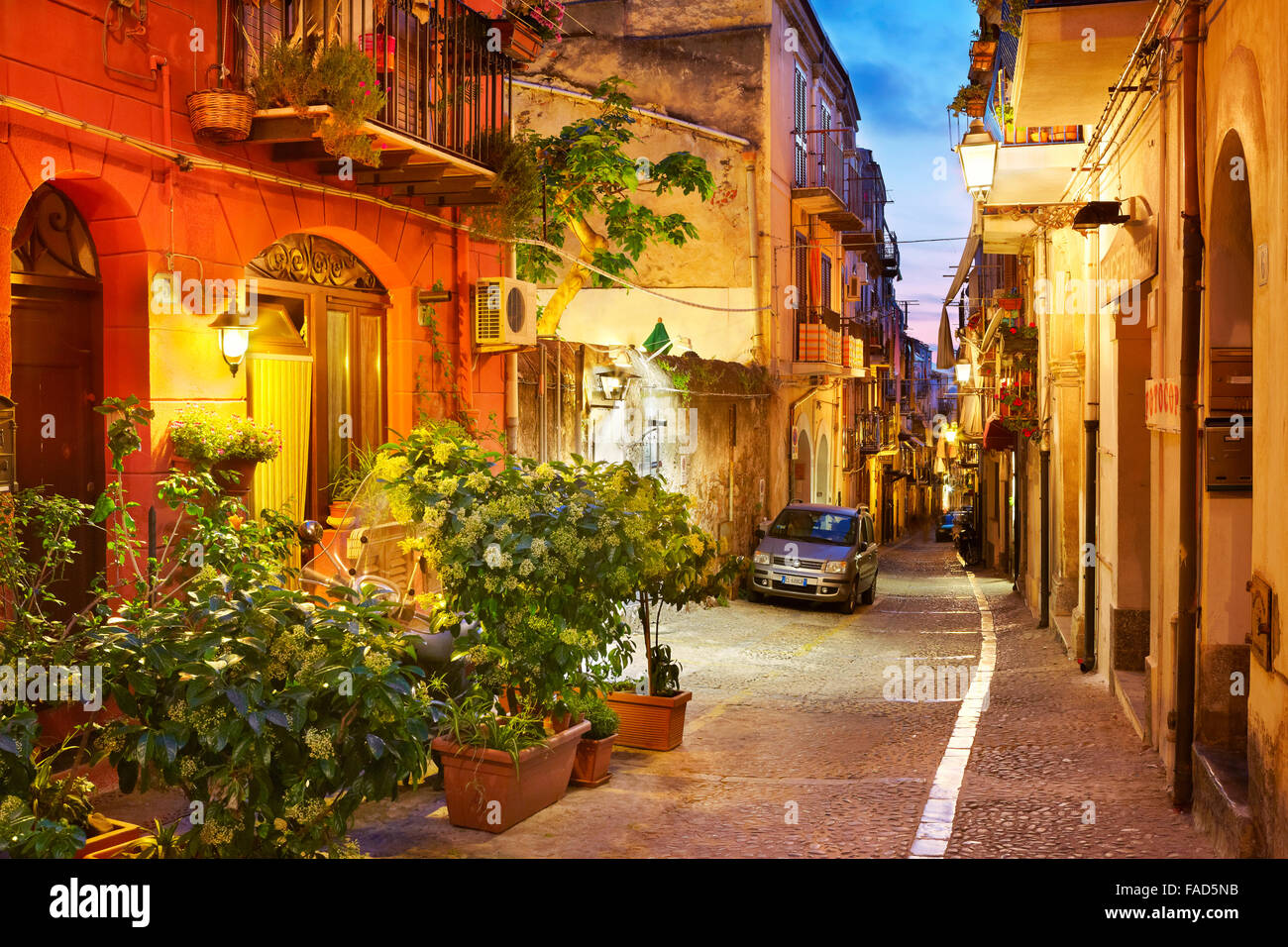 Altstadt, die Straße am Abend Beleuchtung, Cefalu, Sizilien, Italien Stockfoto