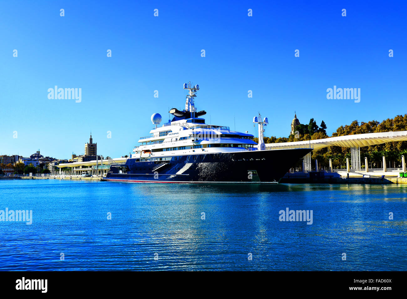 Malaga Spanien Hafen Marina super yacht Octopus Paul Allen Microsoft blauen Himmel Stockfoto