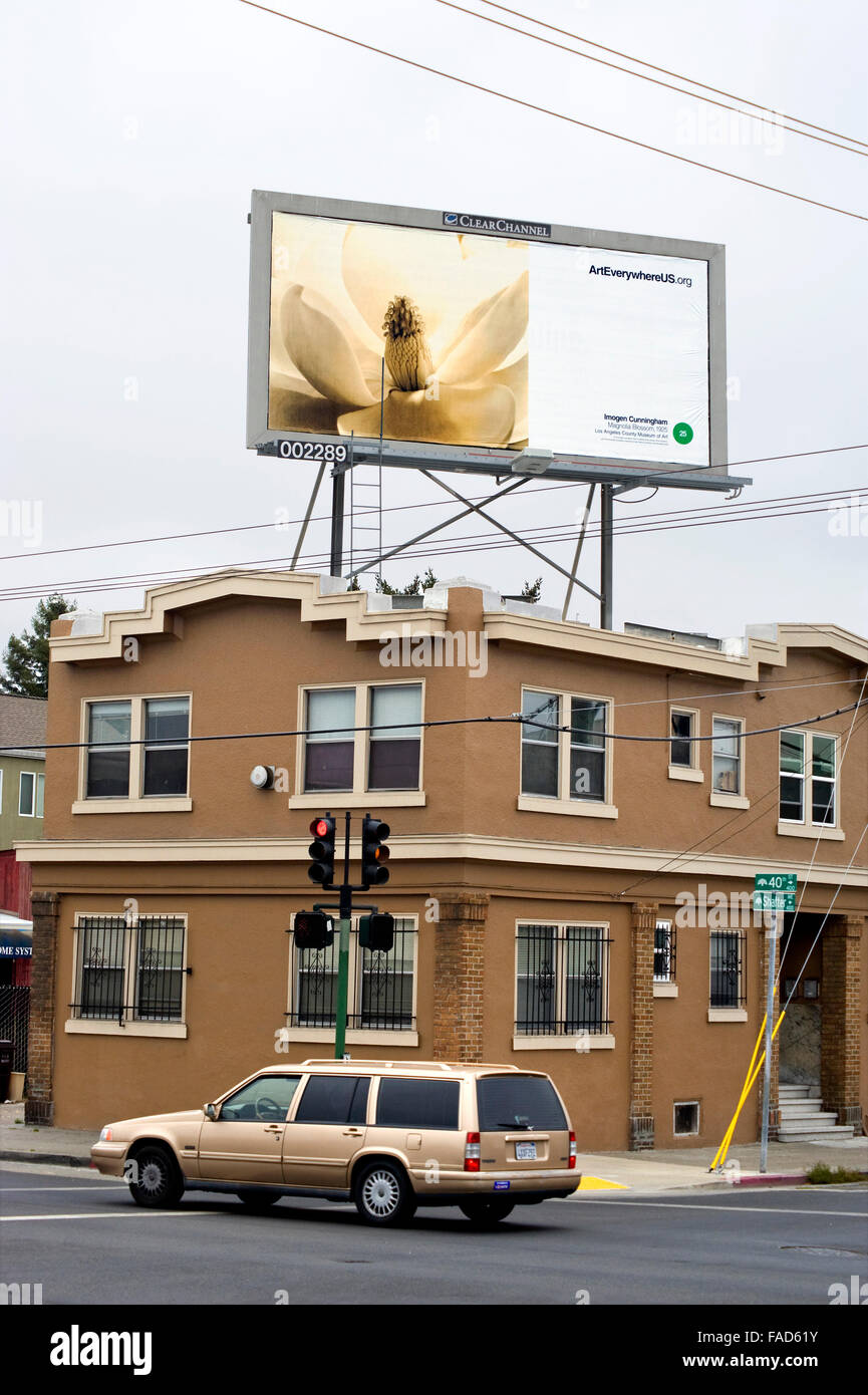 Ein Imogen Cunningham Foto erscheint auf einer Außenwerbung Plakatwand in Oakland, Kalifornien während der Veranstaltung Kunst überall. Stockfoto