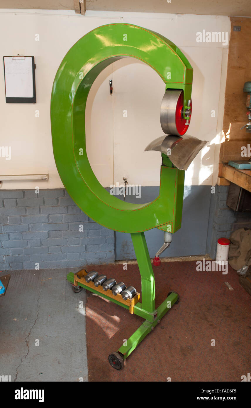 English Wheel Metallformung Werkzeug Stockfotografie - Alamy