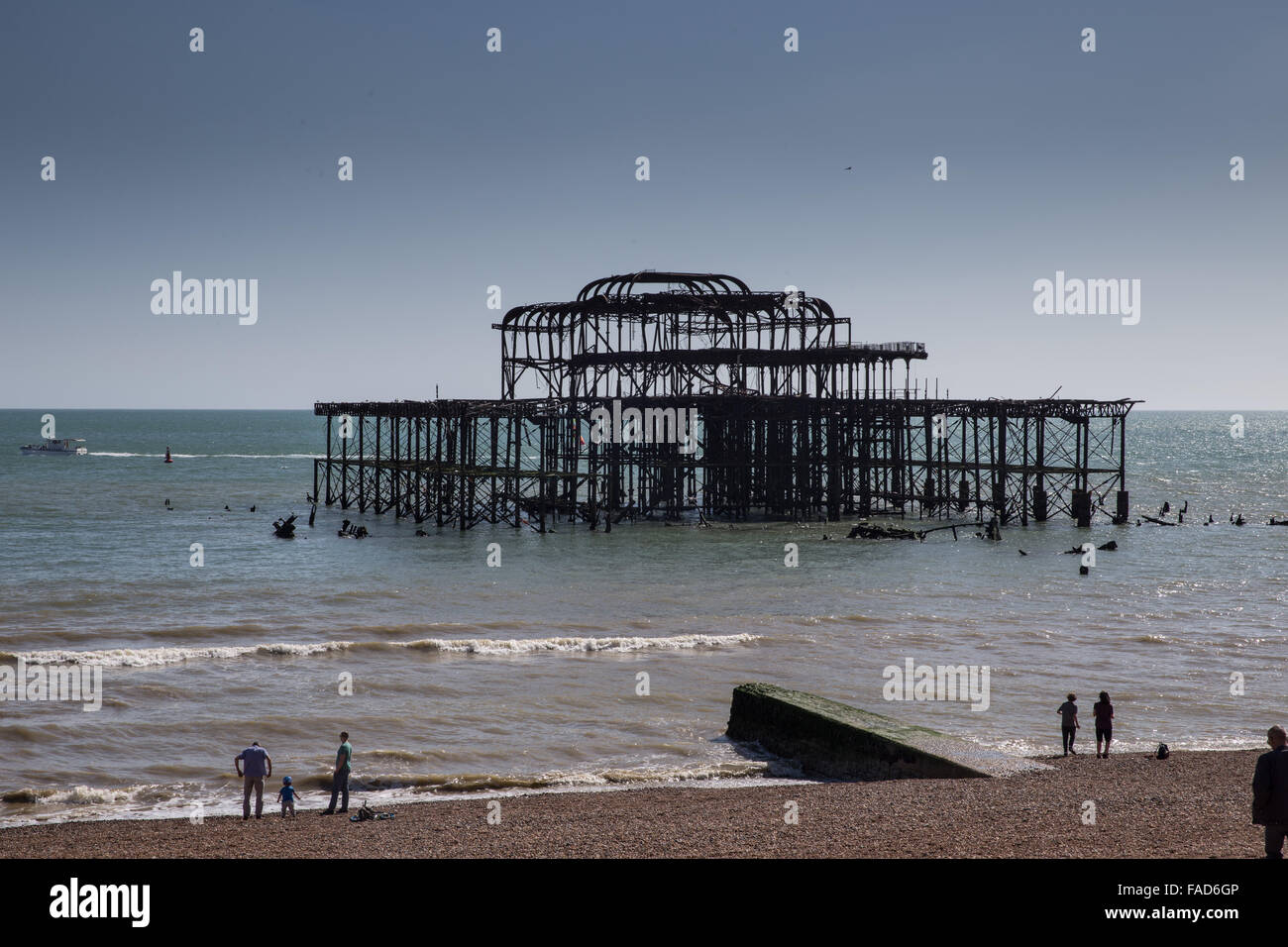 Von Brighton Pier West Ruine, vom Strand aus gesehen. Stockfoto