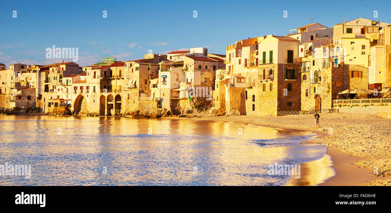 Cefalu mittelalterlichen Häusern am Meer, Insel Sizilien, Italien Stockfoto