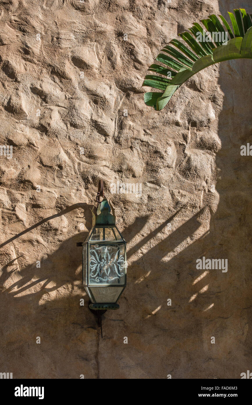 Eine dekorative Wand-Laterne auf der Seite der stark strukturierte Stuck Wand der Kirche Our Lady of Mt Carmel katholische in Montecito Stockfoto