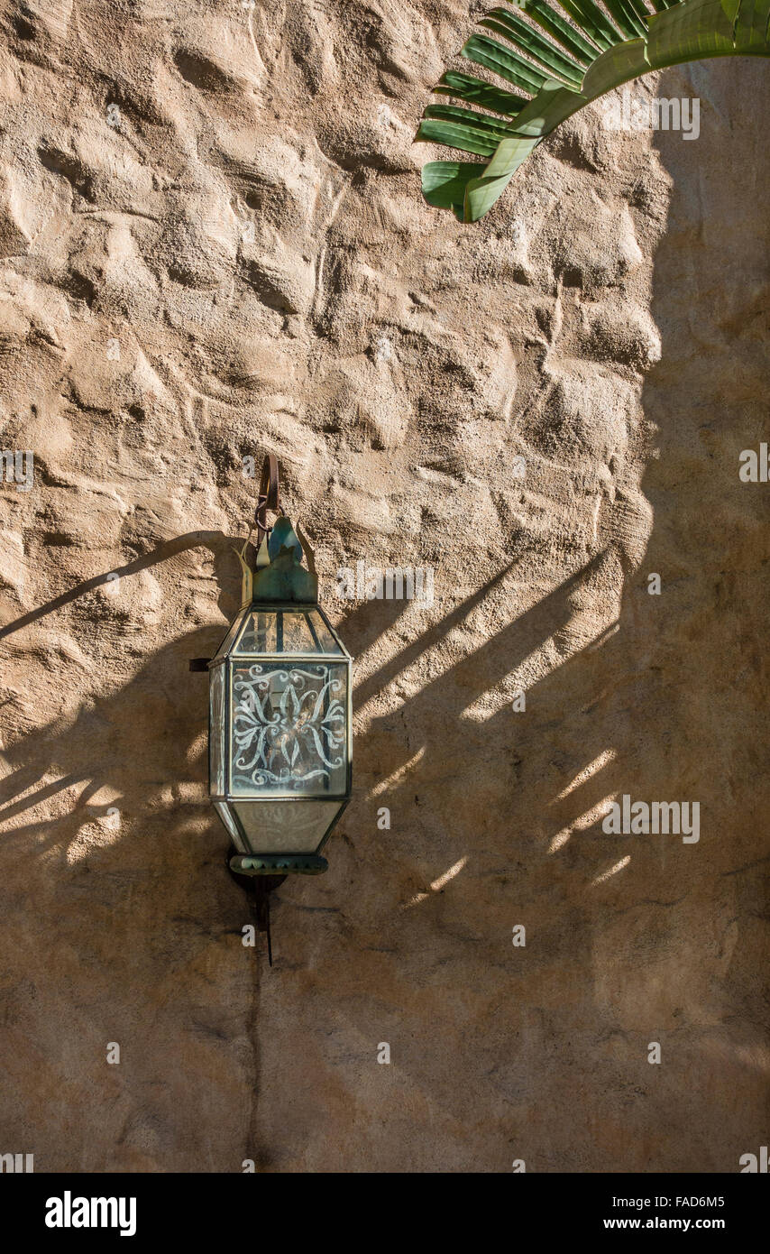 Eine dekorative Wand-Laterne auf der Seite der stark strukturierte Stuck Wand der Kirche Our Lady of Mt Carmel katholische in Montecito Stockfoto