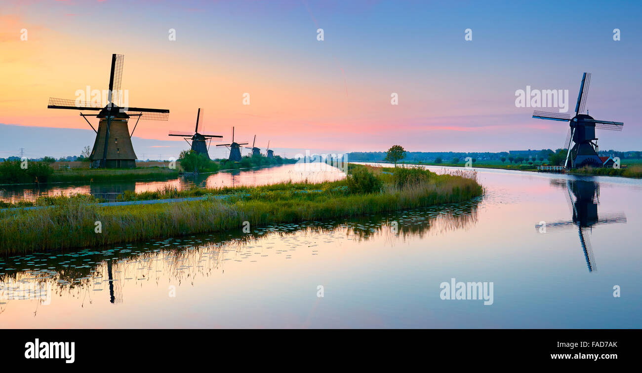 Windmühlen von Kinderdijk vor Sonnenaufgang - Holland Niederlande Stockfoto
