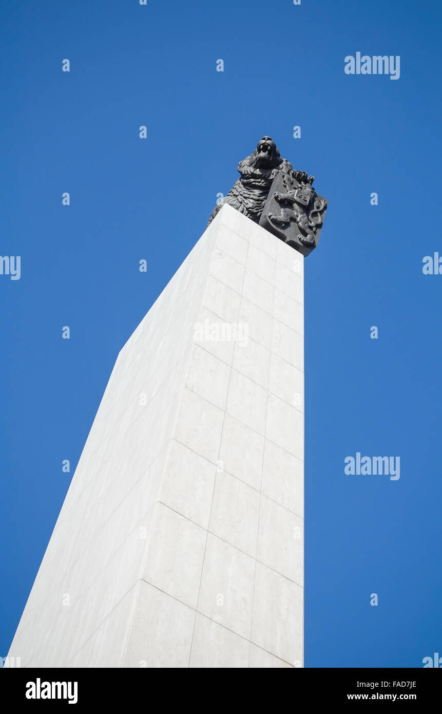 Löwenstatue mit tschechoslowakischen Wappen in Bratislava Stockfoto