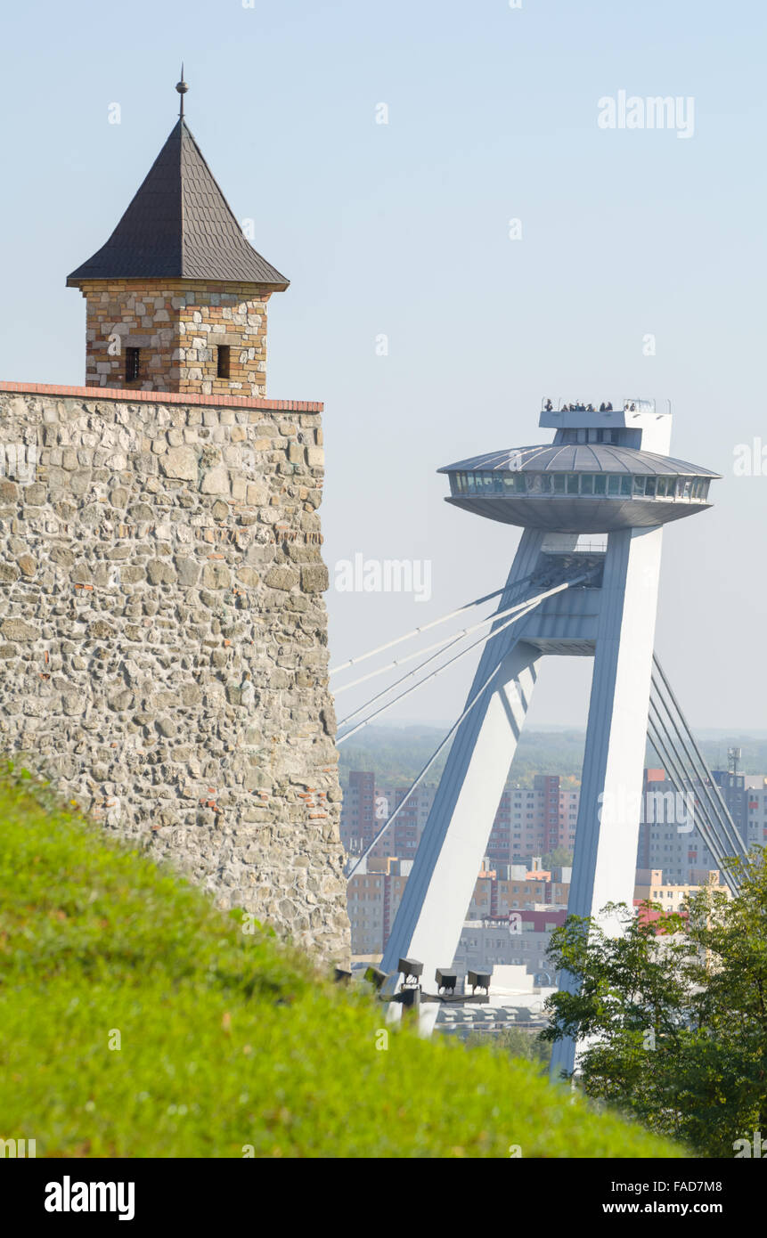 Burg von Bratislava mit der Brücke von den slowakischen Nationalaufstand Stockfoto