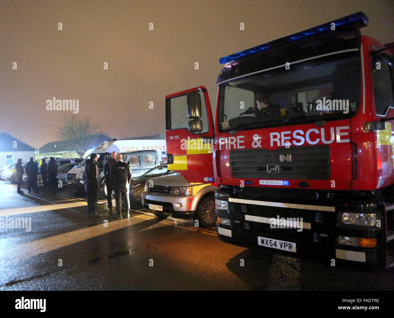 City of York, UK.  Montag, 28. Dezember 2015. Fünf Spezialisten-Teams wurden eingesetzt und stehen in der Stadt York. Zwei technische Rettungsspezialisten sind auf schnelle Bereitstellung. Nach Erhalt einer Einweisung auf die Königin Kaserne Alexandra am Stadtrand von York. Auf Anruf teams wo zum ersten Anruf am Abend kurz vor 21,40 heute Abend eingesetzt. Ein Rentner, der deaktiviert wurde erforderlich, ab der 1. Etage für ihre Pflege zu Hause im Zentrum der Stadt zu retten. Das Wasser war schnell fließenden und ca. 5 Fuß tief. Bildnachweis: Uknip/Alamy Live-Nachrichten Stockfoto