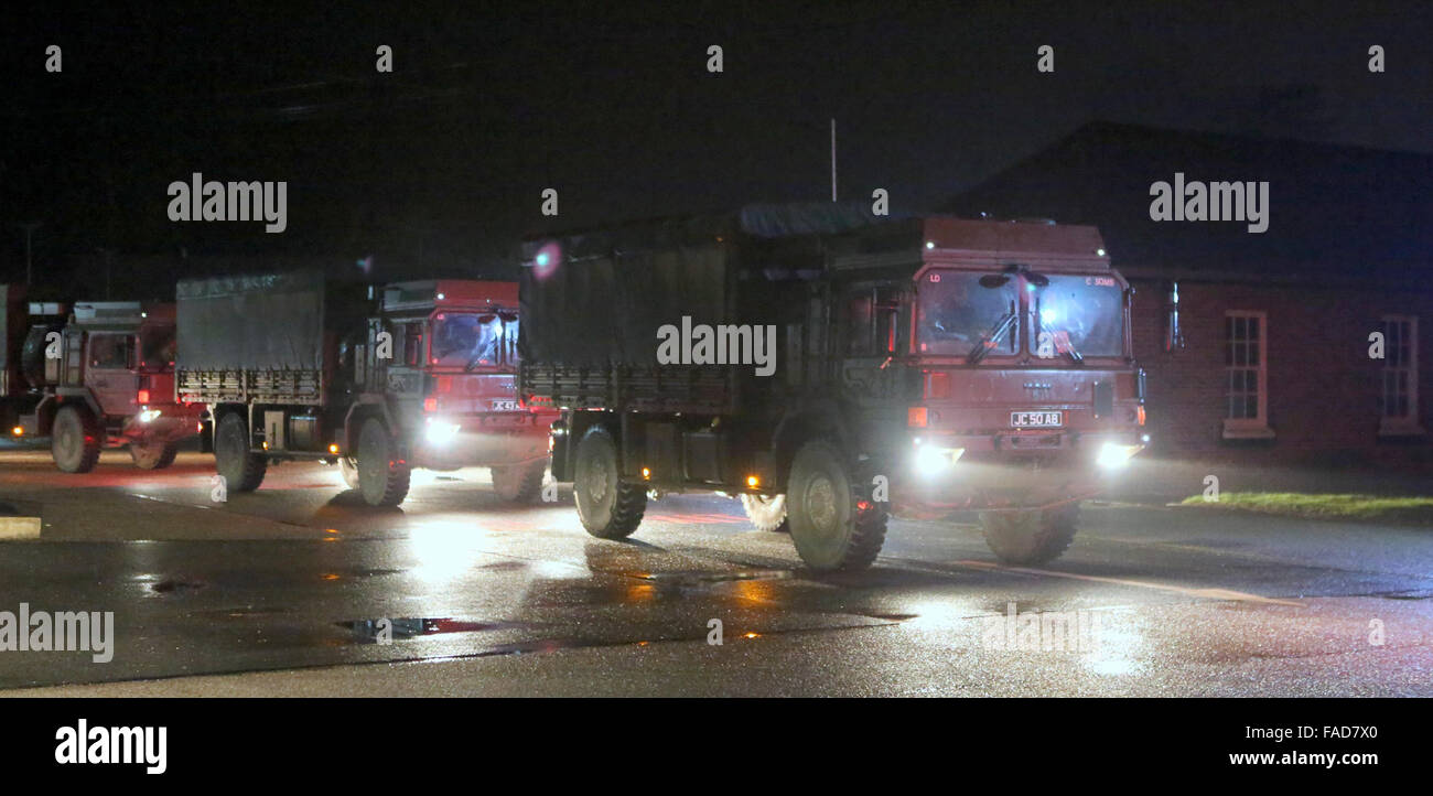 City of York, UK.  Montag, 28. Dezember 2015. Fünf Spezialisten-Teams wurden eingesetzt und stehen in der Stadt York. Zwei technische Rettungsspezialisten sind auf schnelle Bereitstellung. Nach Erhalt einer Einweisung auf die Königin Kaserne Alexandra am Stadtrand von York. Auf Anruf teams wo zum ersten Anruf am Abend kurz vor 21,40 heute Abend eingesetzt. Ein Rentner, der deaktiviert wurde erforderlich, ab der 1. Etage für ihre Pflege zu Hause im Zentrum der Stadt zu retten. Das Wasser war schnell fließenden und ca. 5 Fuß tief. Bildnachweis: Uknip/Alamy Live-Nachrichten Stockfoto