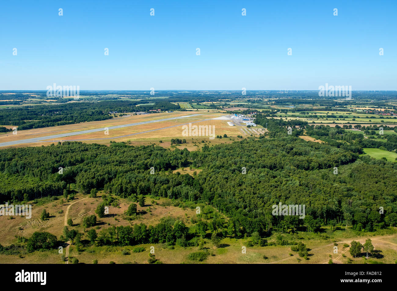Luftaufnahme, Flugplatz gesehen von rechts Basisschenkel zur Piste 25, Groß Grönau, Lübecker Bucht, Hansestadt Lübeck, Stockfoto