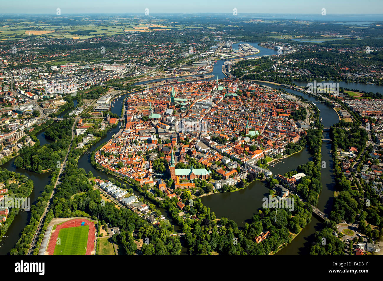 Luftbild der Altstadt von Lübeck mit der Trave und Obertrave, Lübeck ...
