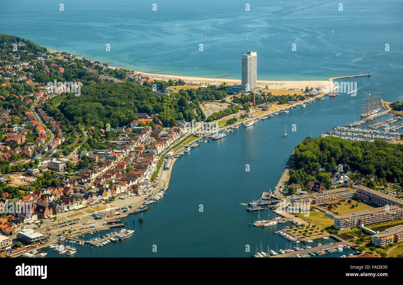 Luftaufnahme der Mündung der Trave und Hotel Maritim, Wolkenkratzer und Wahrzeichen von Travemünde, Travemünde, Ostsee, Lübeck, Stockfoto