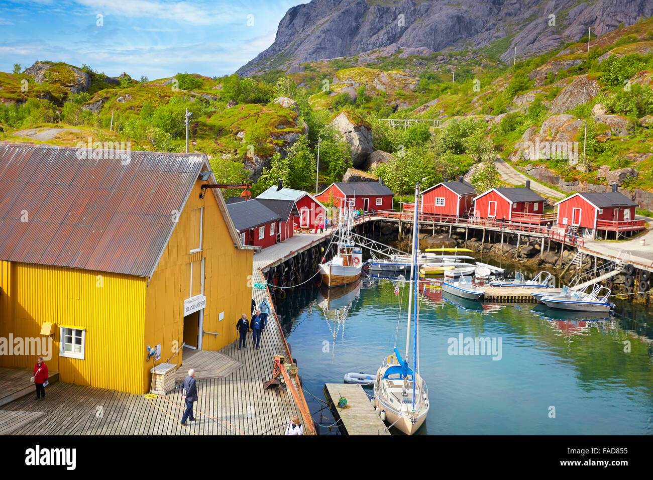 Hafen in Nusfjord, rote Fischer Hütten Rorbu, Lofoten Inseln, Norwegen Stockfoto