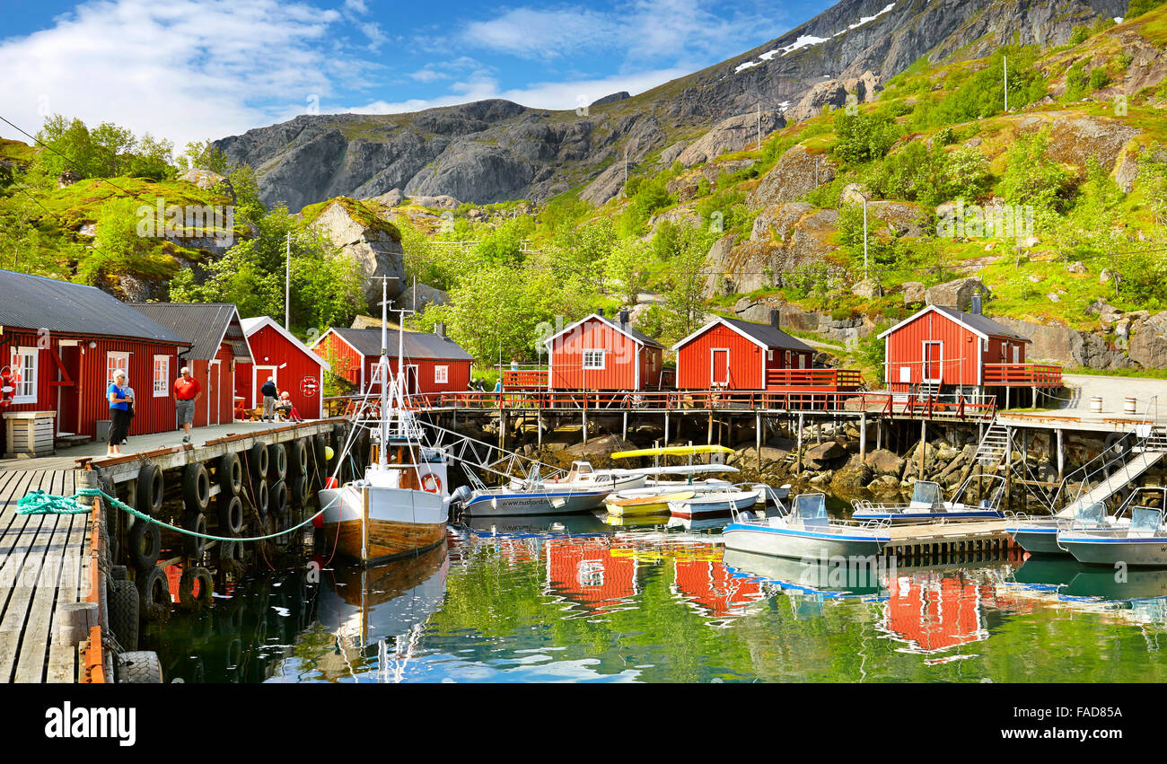 Lofoten-Inseln, Hafen mit roten Fischerhütten, Nusfjord, Norwegen Stockfoto