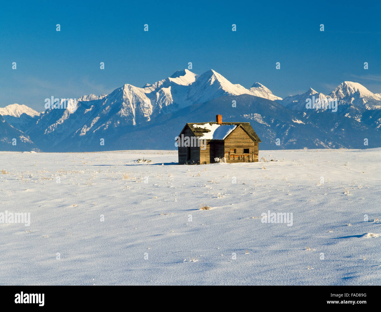 Abgelegene Gehöft Hütte unter den Mission Bergen in der Nähe von ronan, montana Stockfoto