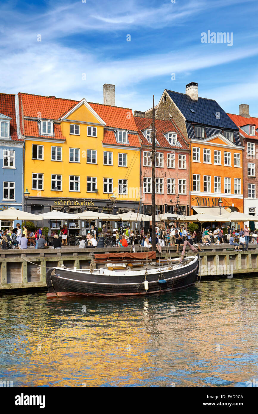 Das Boot in Nyhavn Kanal, Altstadt Copenhagen, Dänemark Stockfoto